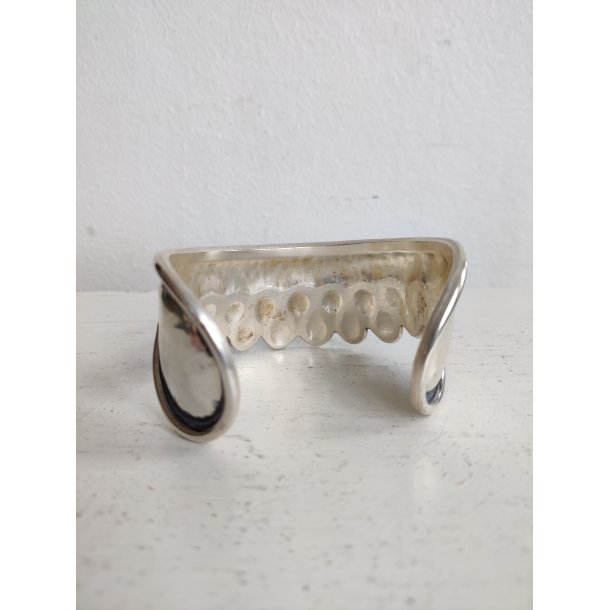 Fors�lvet h�ndlavet armring