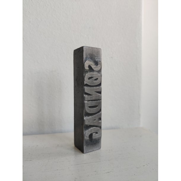 "S�ndag" avis-trykklods i metal