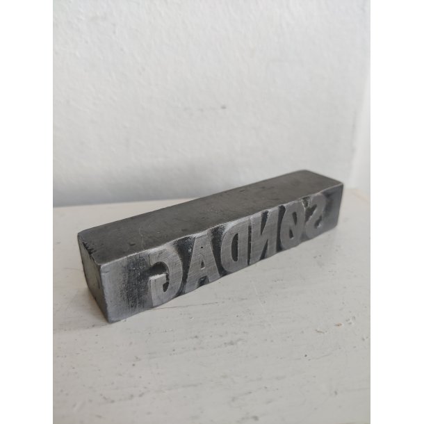 "S�ndag" avis-trykklods i metal