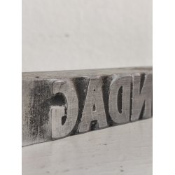 "S�ndag" avis-trykklods i metal