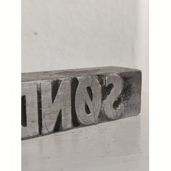 "S�ndag" avis-trykklods i metal