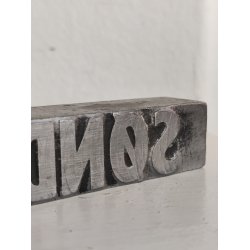 "S�ndag" avis-trykklods i metal