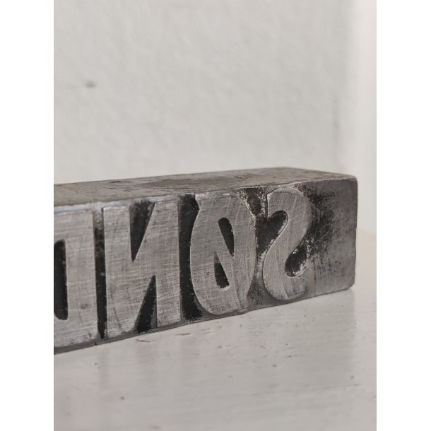 "S�ndag" avis-trykklods i metal