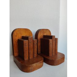 Vintage bogst�tter i tr� med sm� b�ger