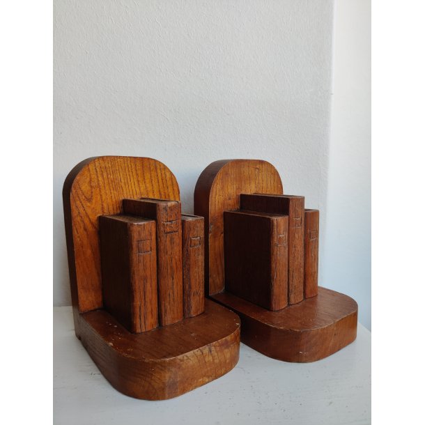 Vintage bogst�tter i tr� med sm� b�ger