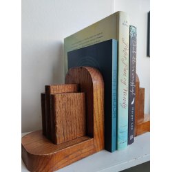 Vintage bogst�tter i tr� med sm� b�ger