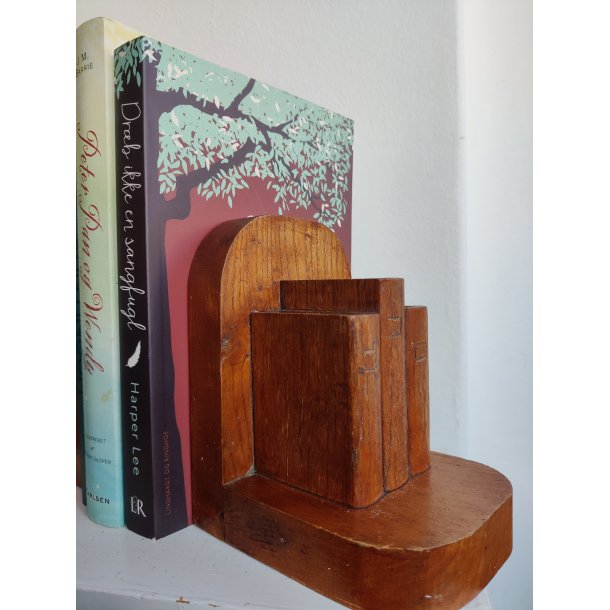 Vintage bogst�tter i tr� med sm� b�ger