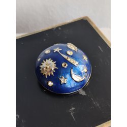 Vintage broche med sol, m�ne, stjerner. Bl� emalje og rhinsten 1990'erne