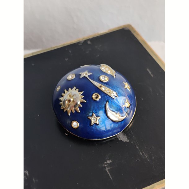 Vintage broche med sol, m�ne, stjerner. Bl� emalje og rhinsten 1990'erne