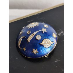 Vintage broche med sol, m�ne, stjerner. Bl� emalje og rhinsten 1990'erne