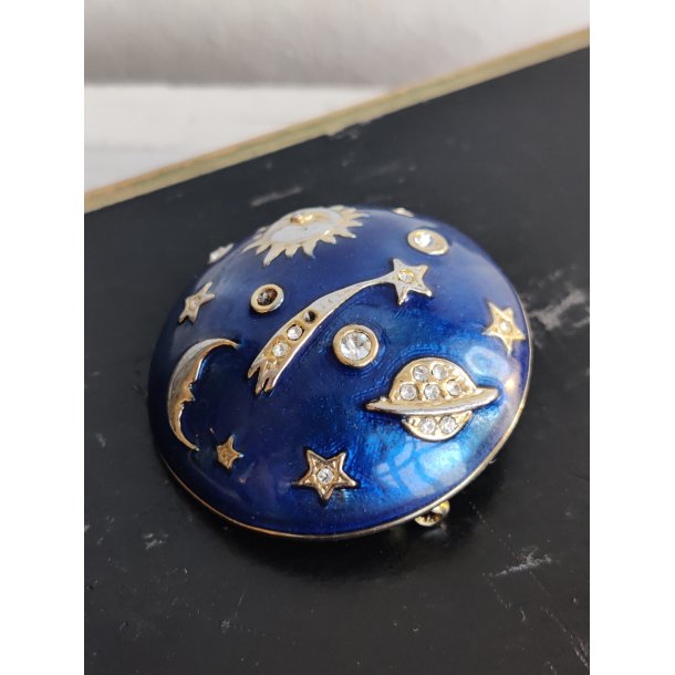 Vintage broche med sol, m�ne, stjerner. Bl� emalje og rhinsten 1990'erne