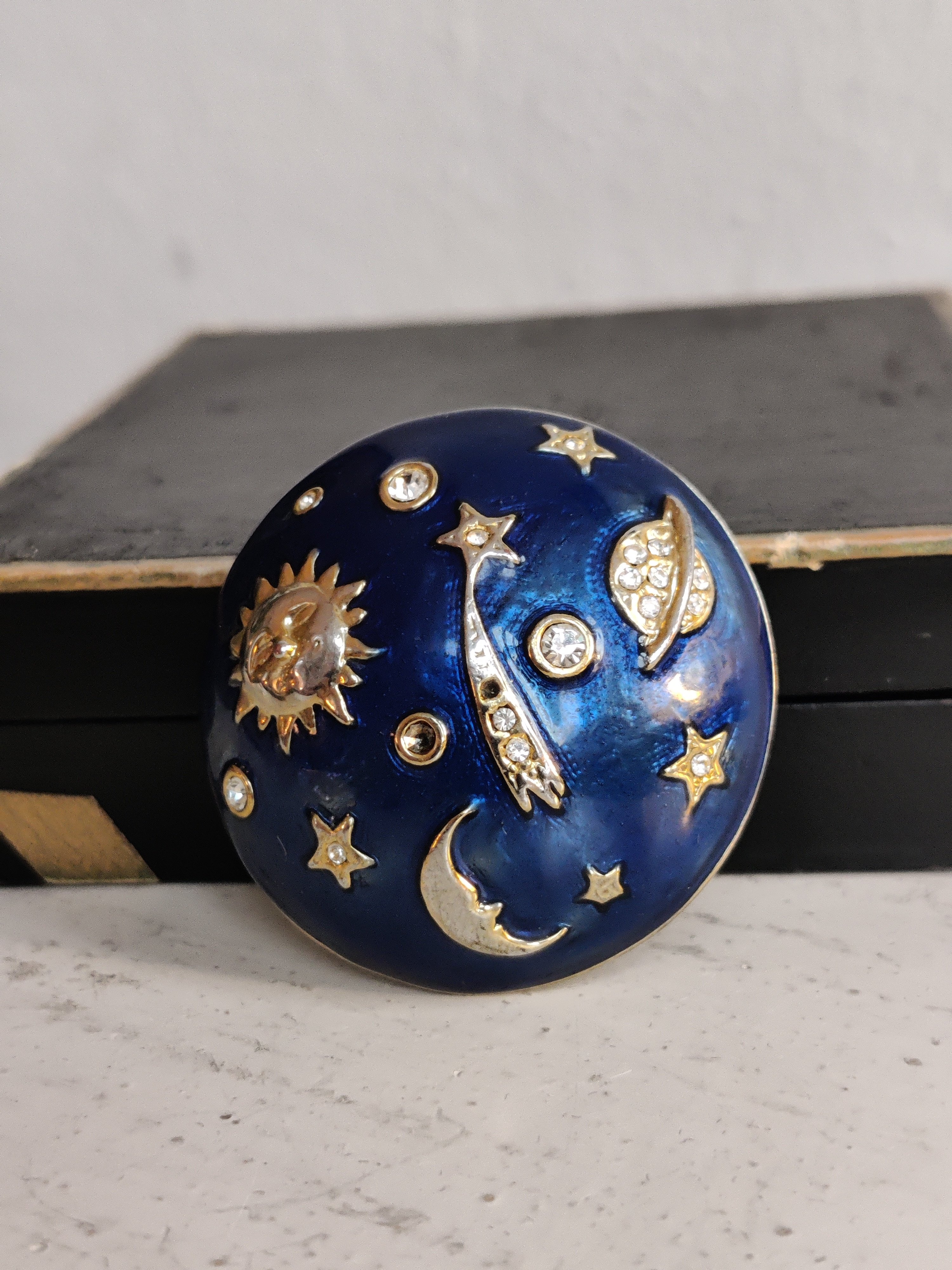 Vintage broche med sol, mne, stjerner. Bl emalje og rhinsten 1990'erne