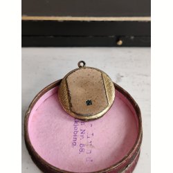 Gylden vintage medaljon med gr�n-bl� sten