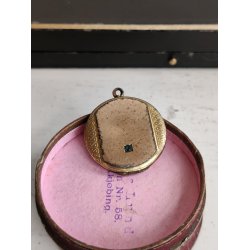 Gylden vintage medaljon med gr�n-bl� sten