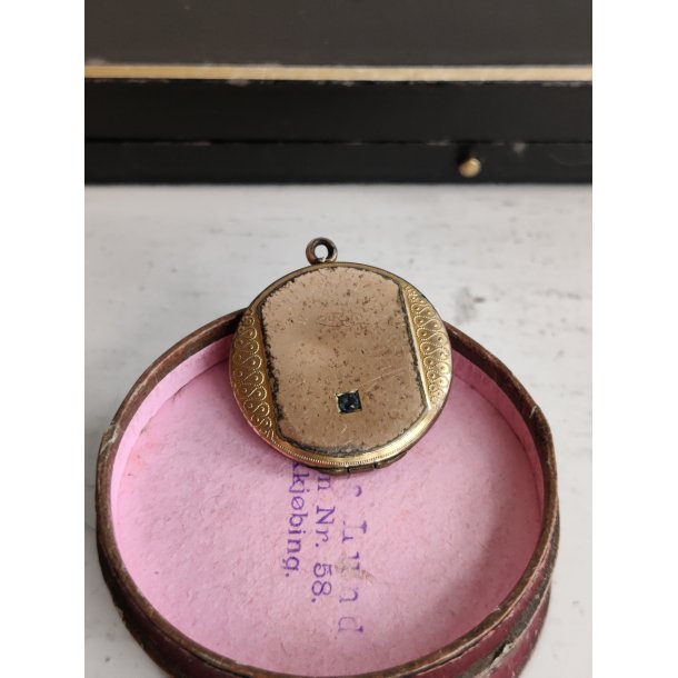 Gylden vintage medaljon med gr�n-bl� sten