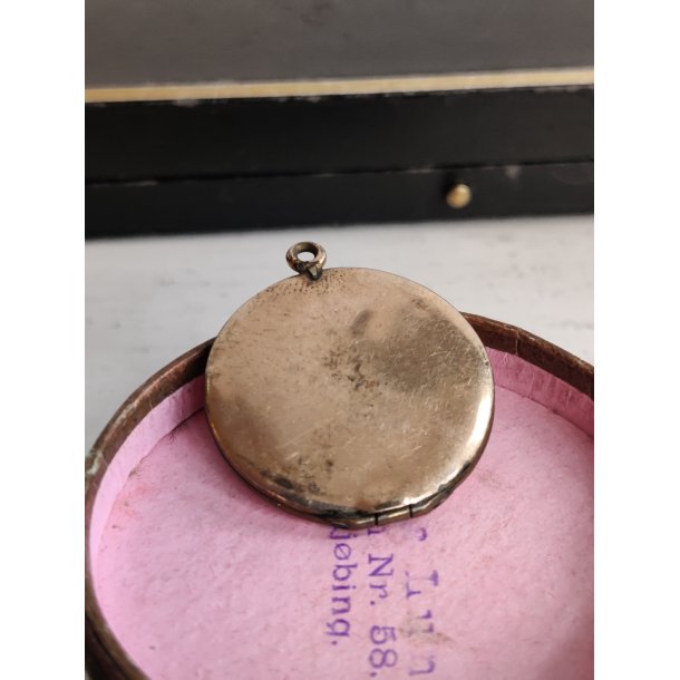 Gylden vintage medaljon med gr�n-bl� sten