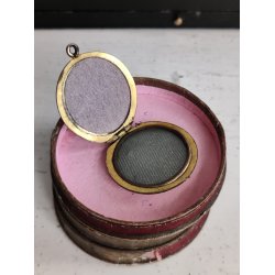 Gylden vintage medaljon med gr�n-bl� sten