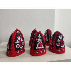 Seks broderede �ggevarmere i sort og r�d