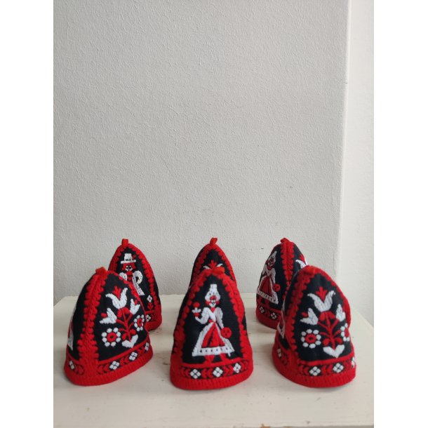 Seks broderede �ggevarmere i sort og r�d