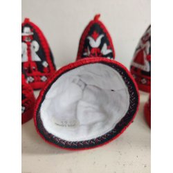 Seks broderede �ggevarmere i sort og r�d