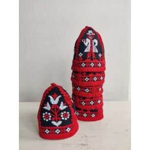 Seks broderede �ggevarmere i sort og r�d