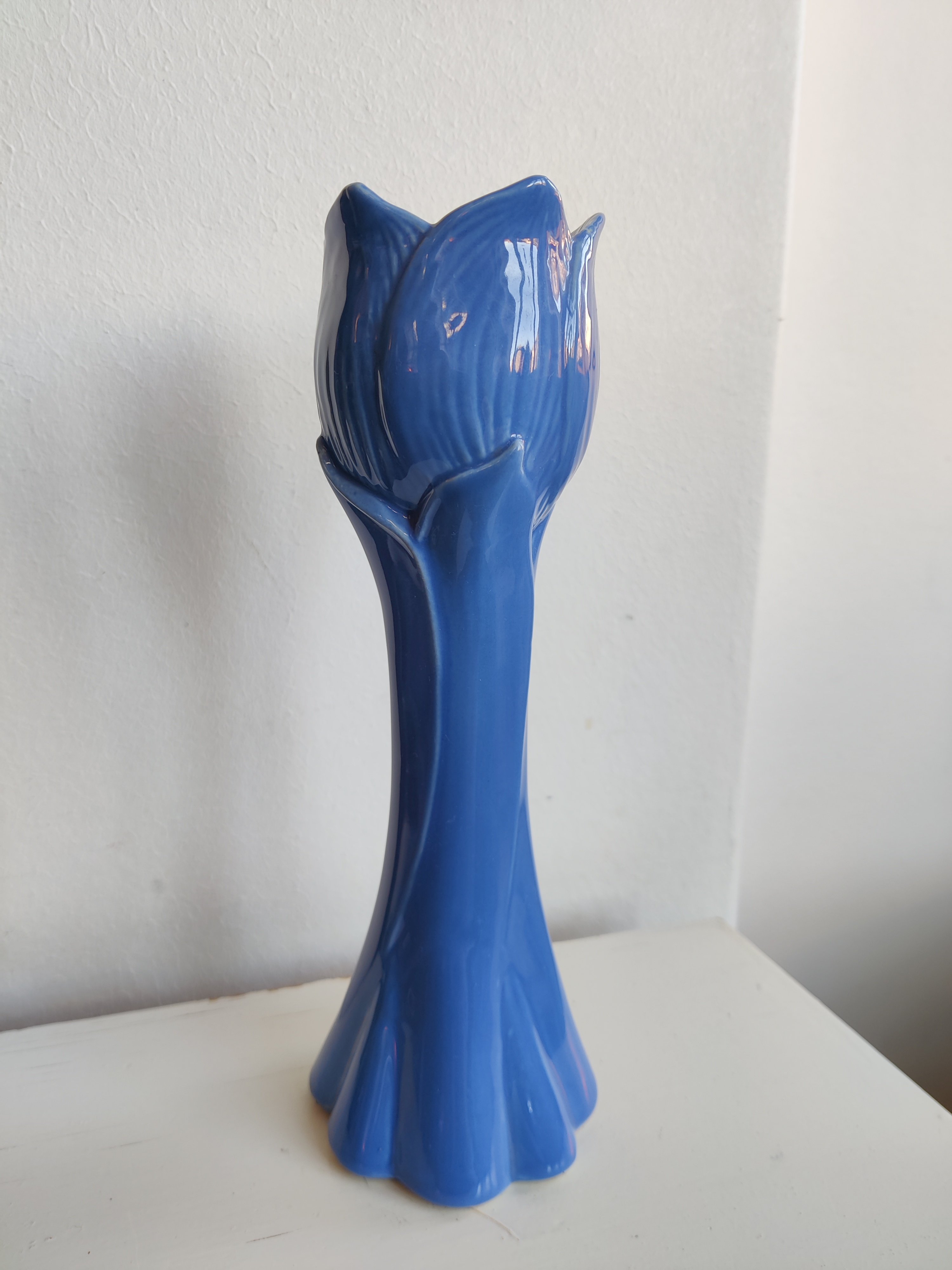 Smuk lysebl tulipanvase fra Sdahl