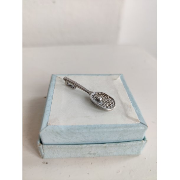 Tennisketcher i s�lv, vedh�ng af Hermann Siersb�l