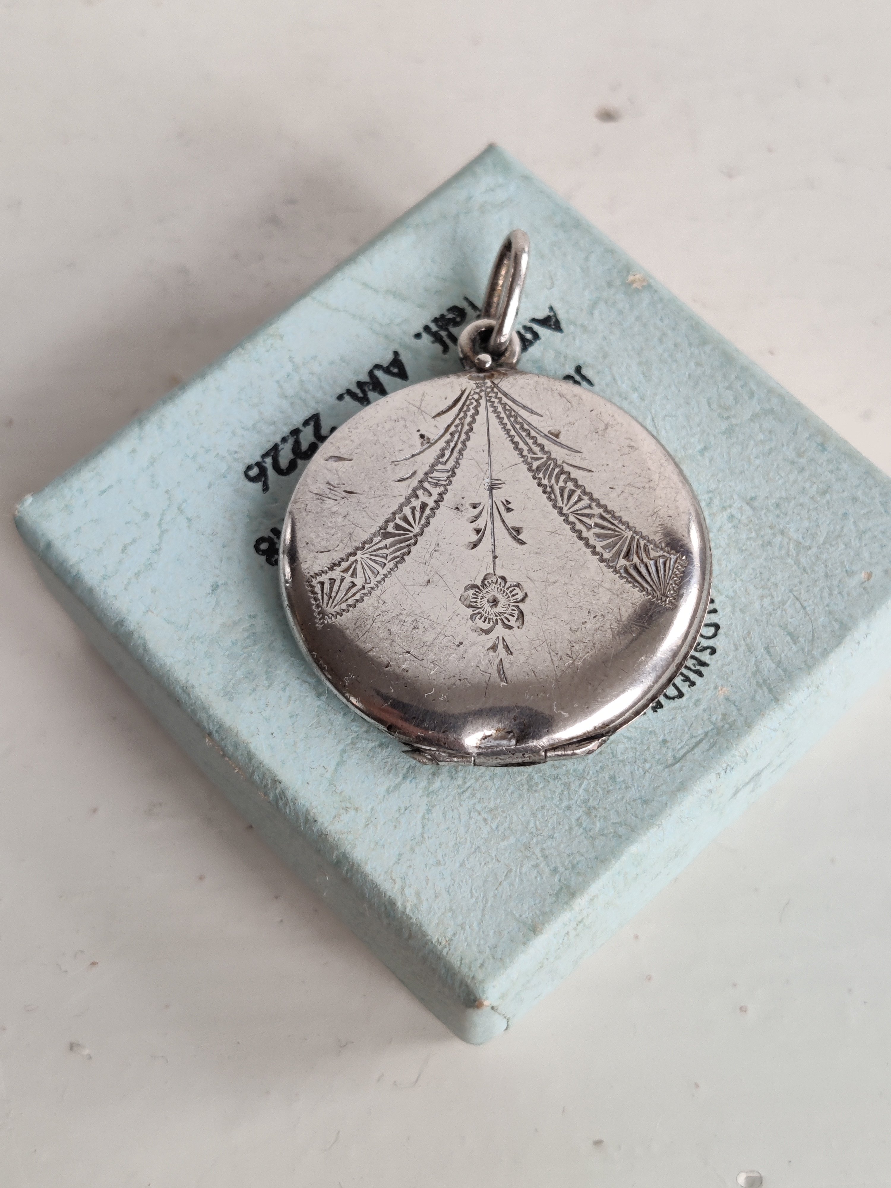 Medaljon i slv, ca. 1900-1920