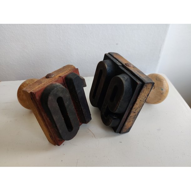 Gamle gummistempler med tal 10 og 90