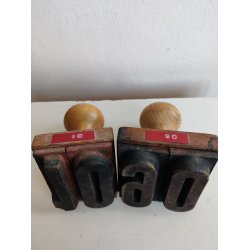 Gamle gummistempler med tal 10 og 90