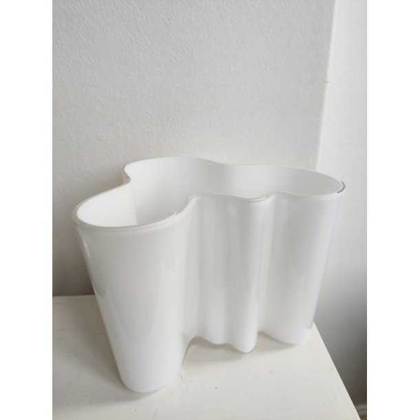 Alvar Aalto hvid opal vase 16 cm