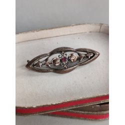 Antik broche med roser og r�d sten