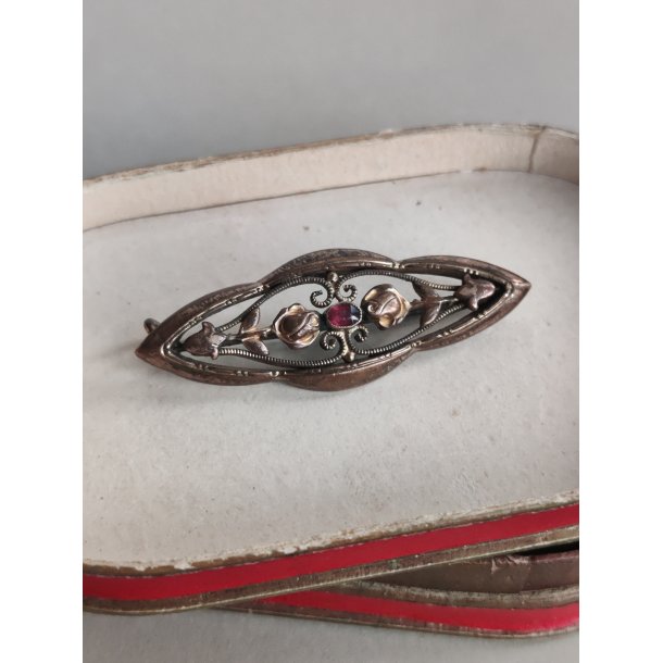 Antik broche med roser og r�d sten