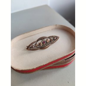Antik broche med roser og r�d sten