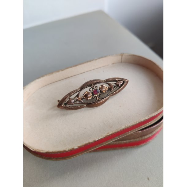 Antik broche med roser og r�d sten