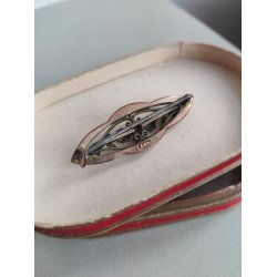 Antik broche med roser og r�d sten