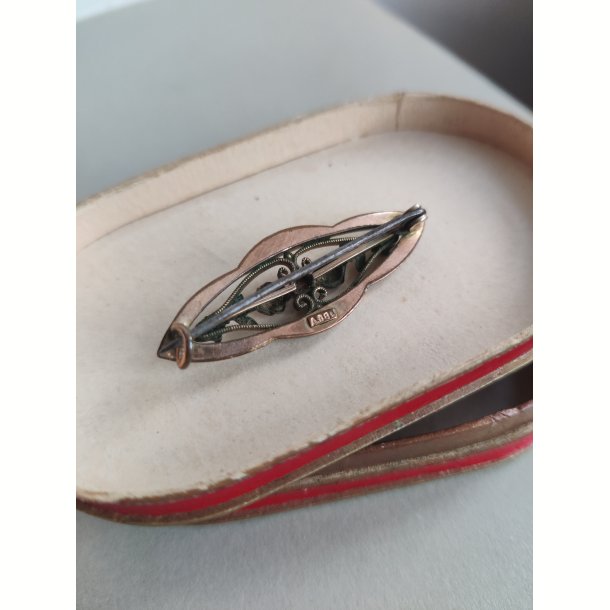 Antik broche med roser og r�d sten
