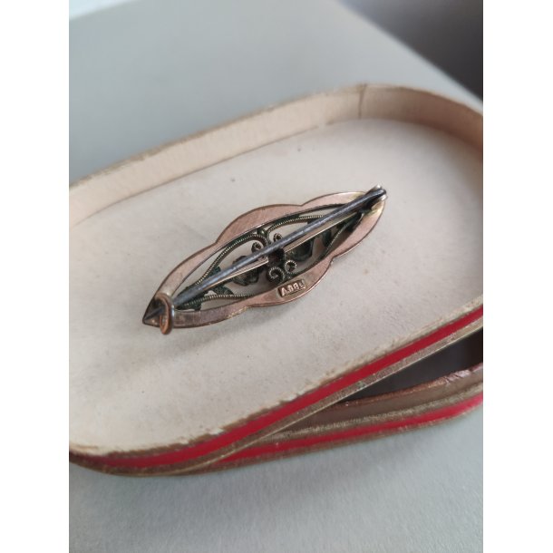 Antik broche med roser og r�d sten