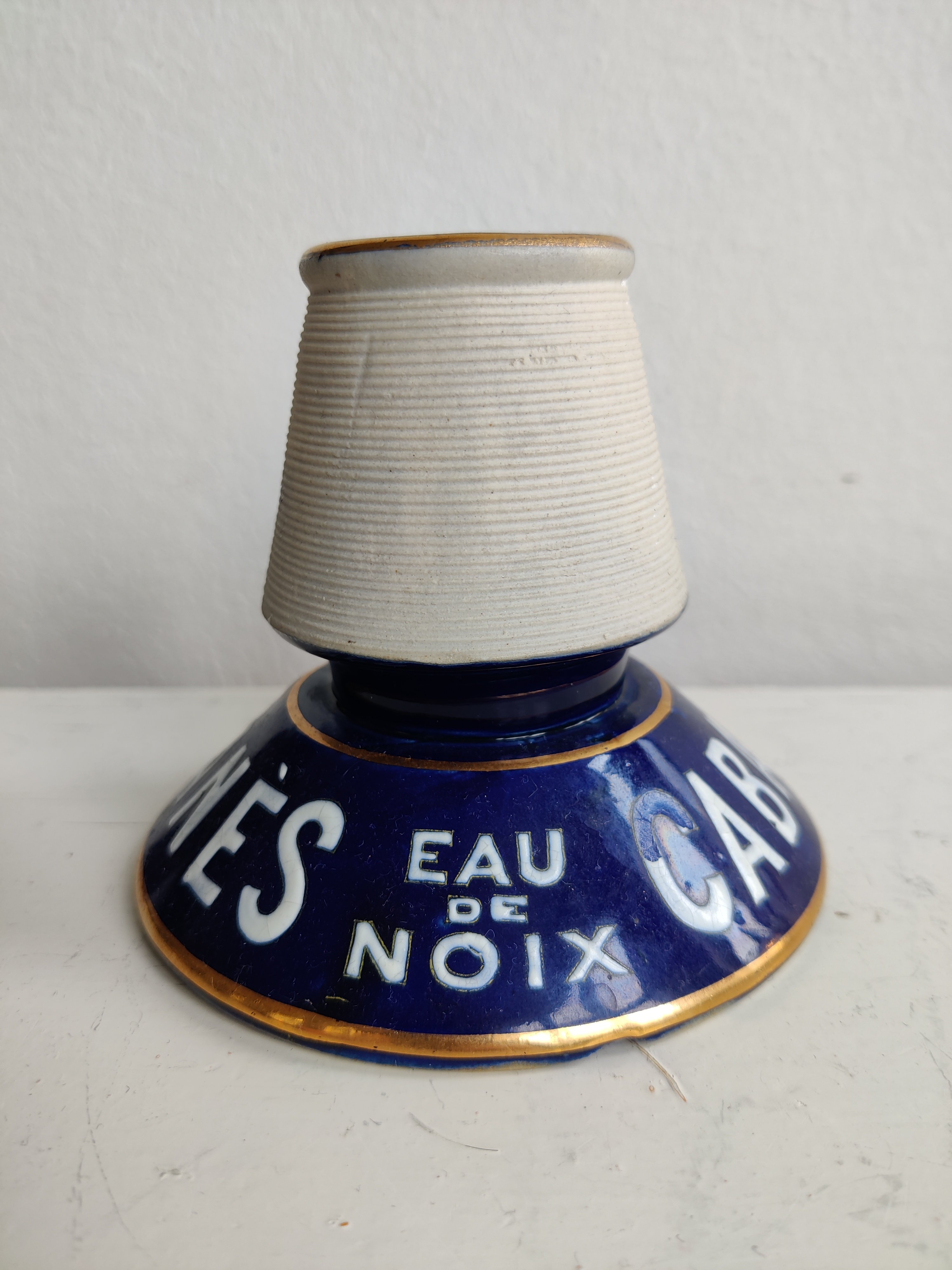 Fransk tndstikholder, porceln og emalje, Cabans eau de noix