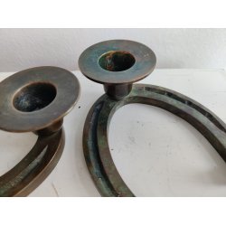 Hestesko lysestager i bruneret kobber 