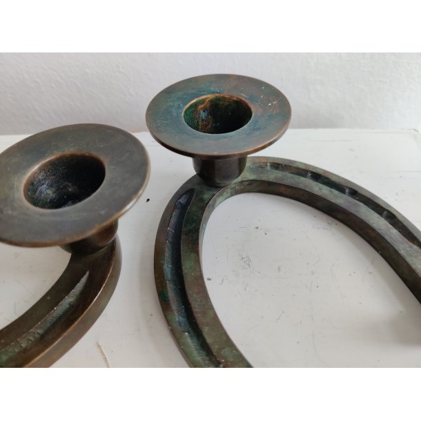 Hestesko lysestager i bruneret kobber 