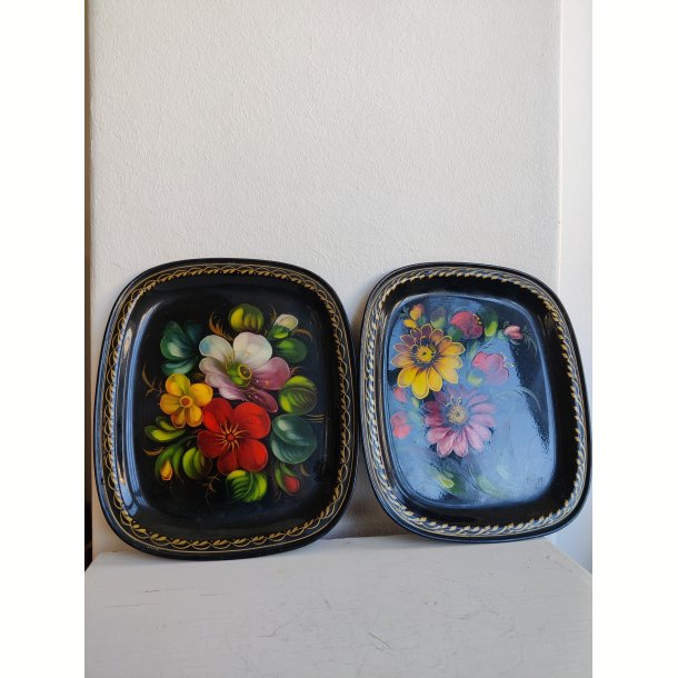 2 russiske metalbakker med blomster
