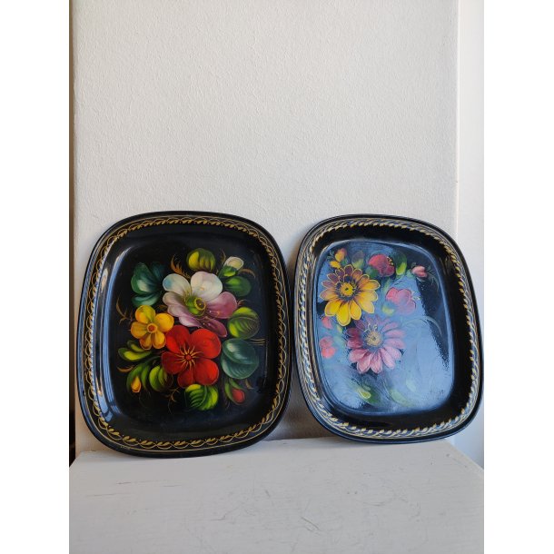 2 russiske metalbakker med blomster