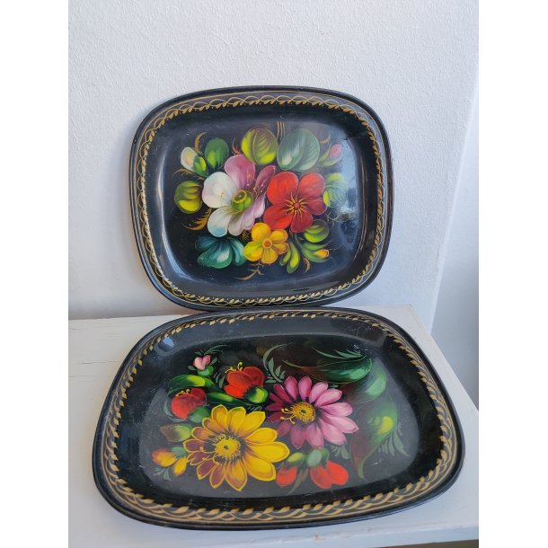 2 russiske metalbakker med blomster
