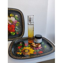 2 russiske metalbakker med blomster