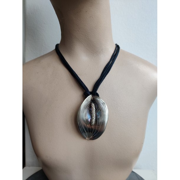 Halssmykke med stort smukt blad, fors�lvet 