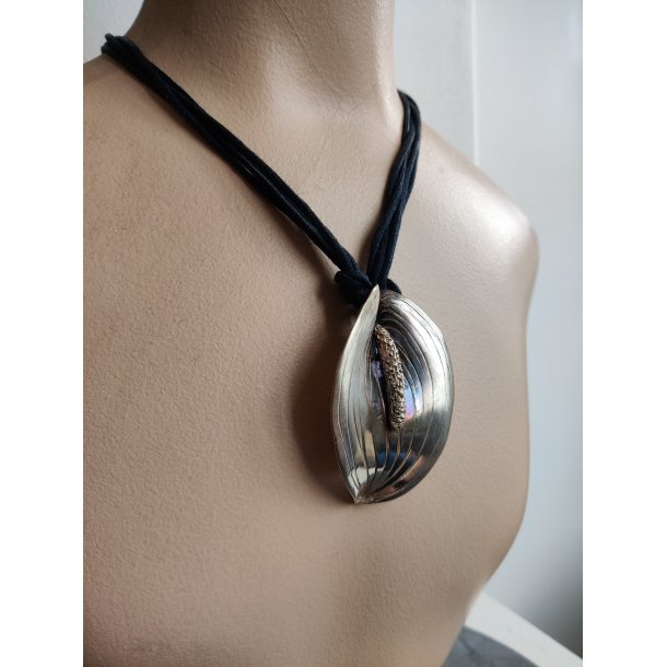 Halssmykke med stort smukt blad, fors�lvet 