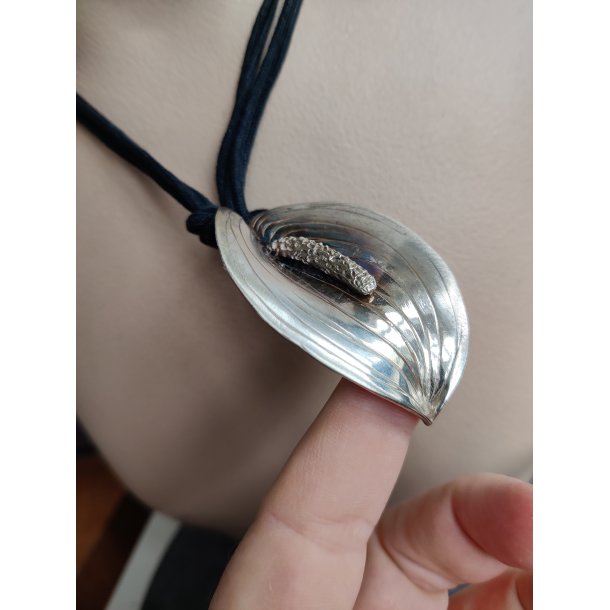 Halssmykke med stort smukt blad, fors�lvet 