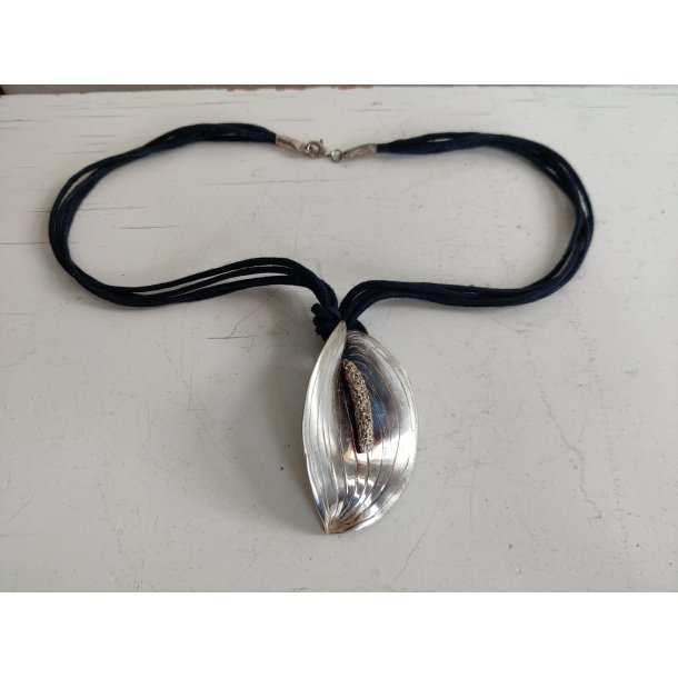 Halssmykke med stort smukt blad, fors�lvet 