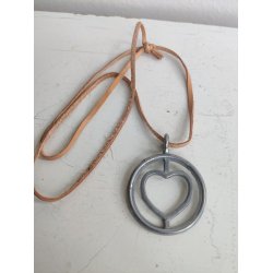 Vintage hjerte vedh�ng i tin, l�dersnor